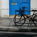 Porte bleue et vélo