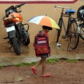 Collégien indien triste au parapluie