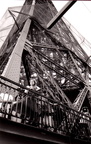 Tour Eiffel avec robe à pois 