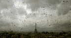 Quelques gouttes sur la Tour Eiffel