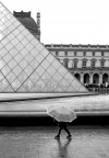 Petit parapluie et grande pyramide, Paris