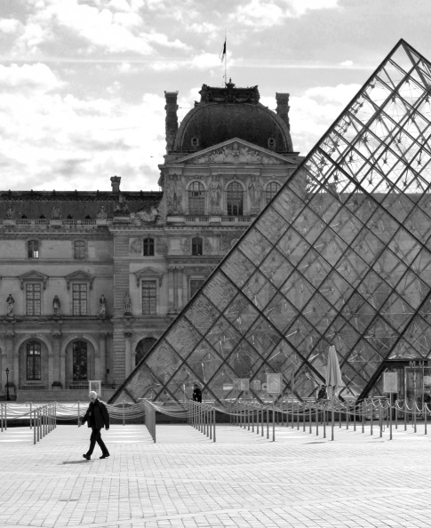 a Paris avr 21 Tuileries Pyramide 320 bis nb mmm.jpg