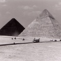 Pyramides noire et blanche
effet de nuage