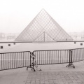 Pyramide blanche abandonnée un petit matin brumeux