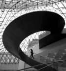 Escalier de la Pyramide du Louvre
Pas une seconde avant, pas une seconde après