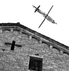 Bergame, Lombardie, 2024. La photo de l’hélicoptère dont les pales reproduisent la croix sur l’église en est le la preuve parce que l’œil humain ne voit jamais les pales qui tournent beaucoup trop vite et en permanence 